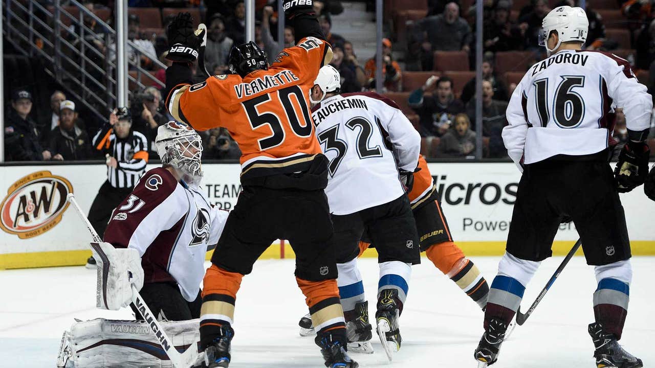 Ducks edge Avalanche 2-1